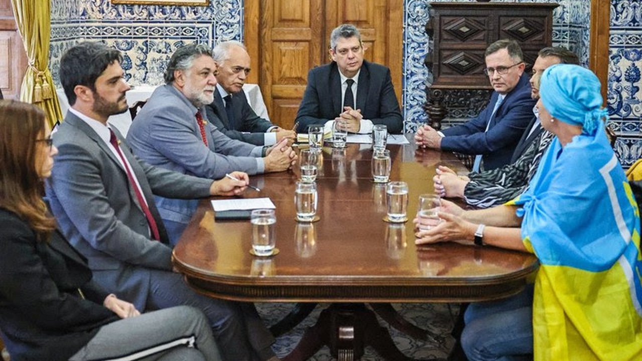 Ministro Márcio Macedo recebe carta de comunidade ucraniana em Portugal para Lula