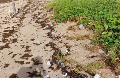 Correntes marinha espalham lixo em praias de Porto de Pedras