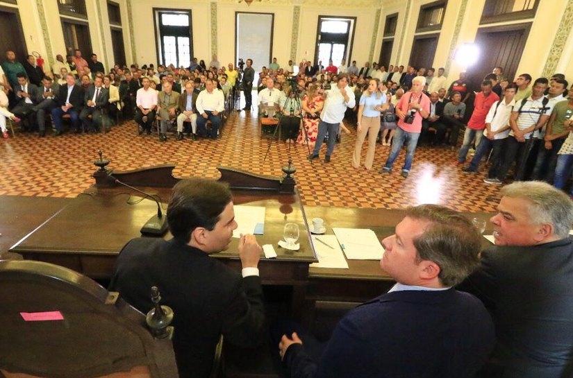 Câmara entrega Comenda Afrânio Lages ao ministro do Turismo Marx Beltrão