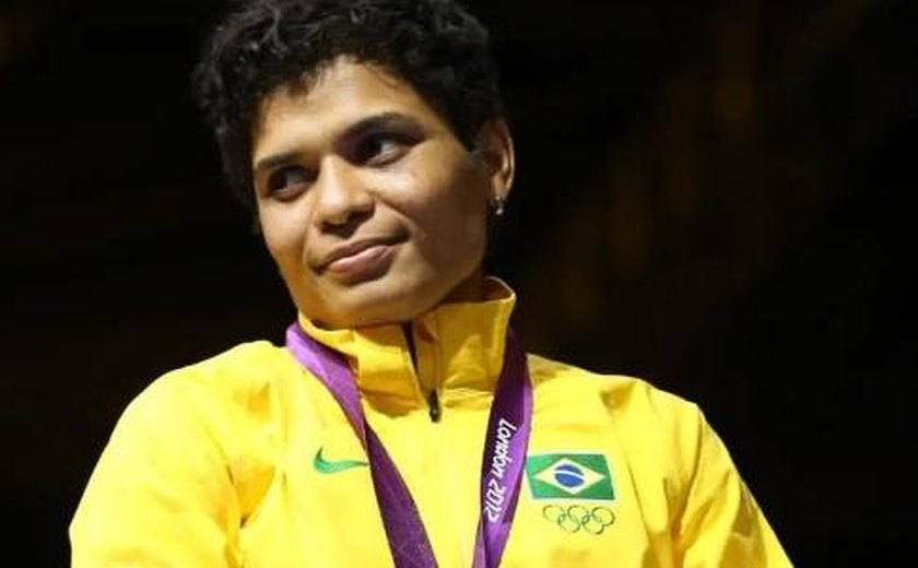 Após ser leiloada por R$ 150 mil, medalha olímpica é devolvida à pugilista Adriana Araújo