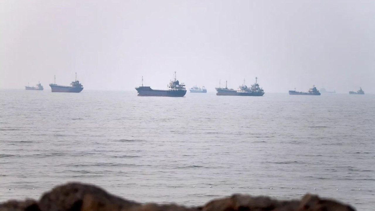 Número de navios porta-contêineres que entram no golfo Pérsico cai 94% desde o início do conflito, diz mídia