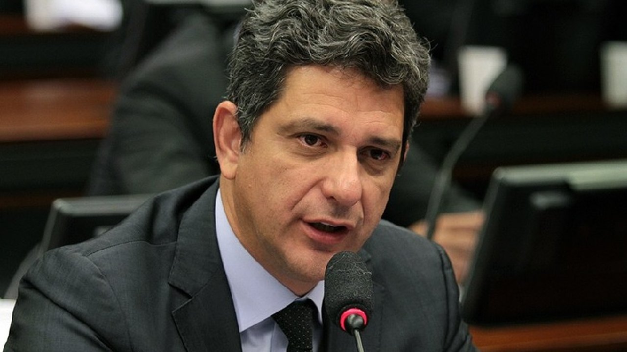 Flávio Bolsonaro tentou esconder participação de família em ataques, diz senador