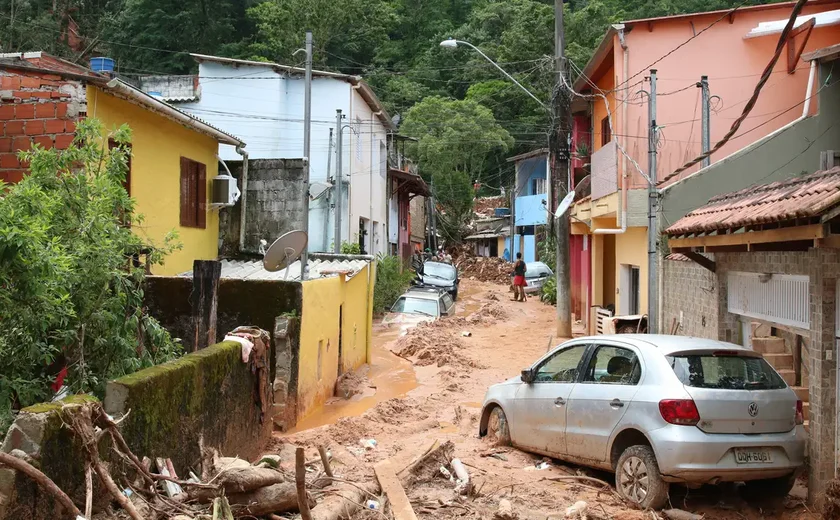 São Sebastião quer desocupar imóveis em área perto da orla: 'sair daqui é morrer', diz morador