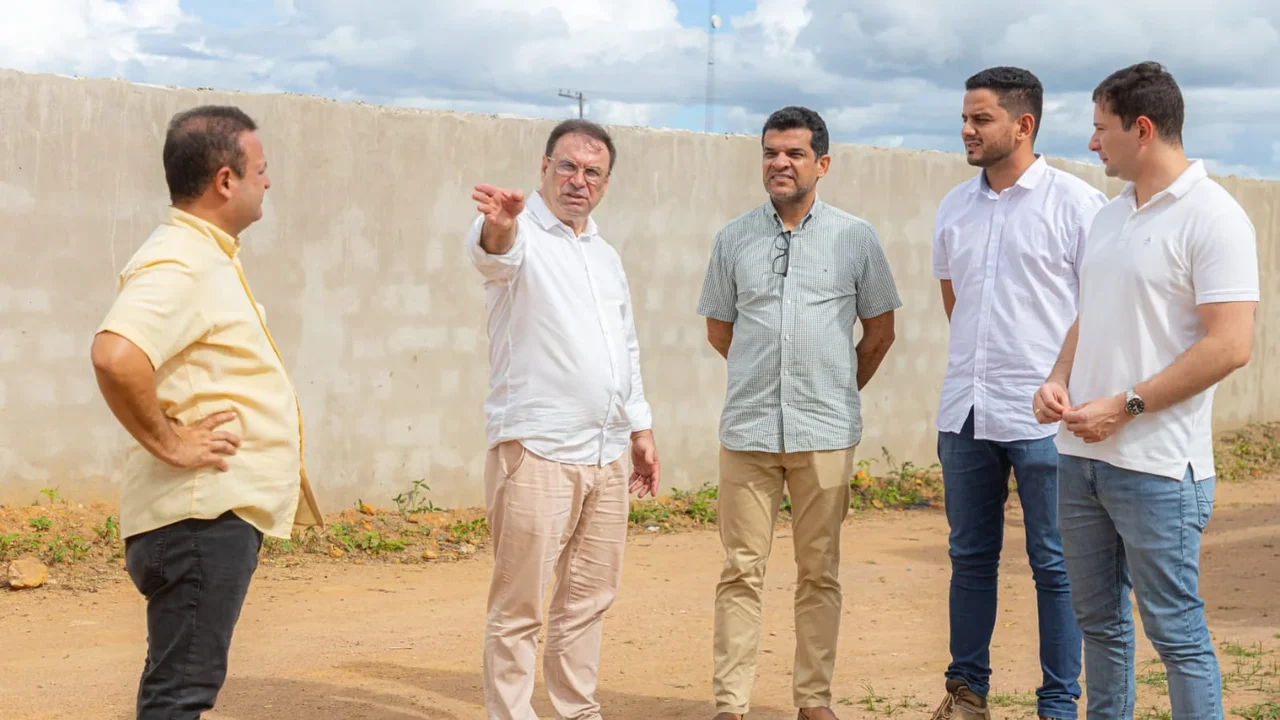 Prefeito Luciano acompanha obras de construção de escola de tempo integral e creche em Bananeiras