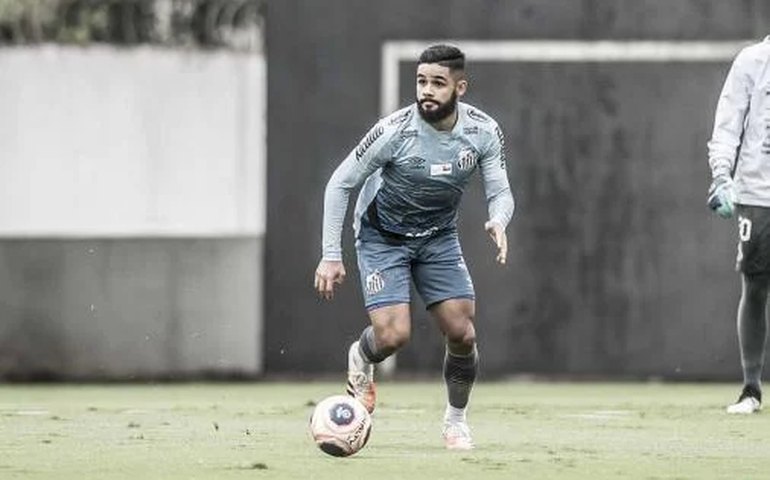 Felipe Jonatan crítica arbitragem por lances polêmicos contra o Santos