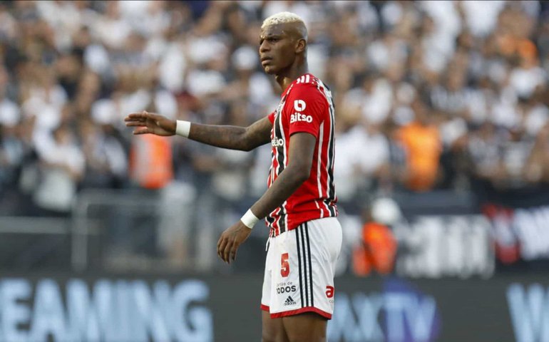 Arboleda rompe ligamentos do tornozelo, passará por cirurgia e perde a temporada