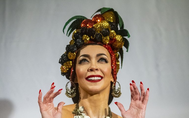 Laila Garin se prepara para viver Carmen Miranda no palco