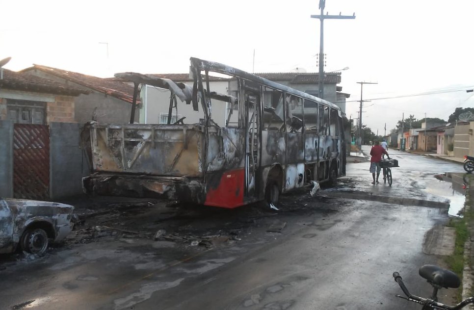 ONIBUS PEGA FOGO ARAUÁ / Foto: Internauta