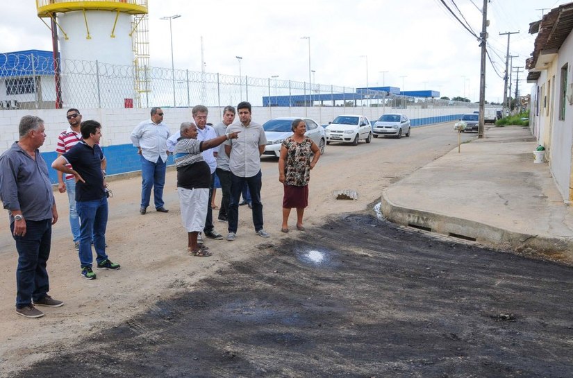 Rui Palmeira vistoria obras de pavimentação no Benedito Bentes