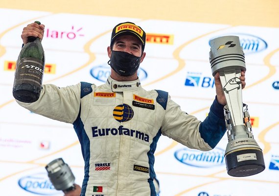 Português Félix da Costa é primeiro estrangeiro a ganhar uma prova da Stock Car
