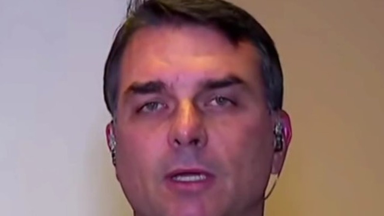 Flávio Bolsonaro reage a ação da PF em endereço ligado a Jaques Wagner e cobra CPMI do Banco Master