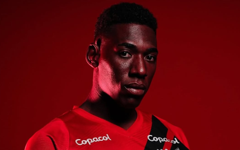 Léo, do Athletico-PR, presta queixa após caso de racismo: 'Peço respeito e igualdade'