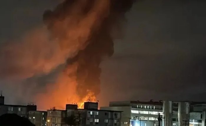 Incêndio destruiu empresa no Distrito Industrial na tarde desta sexta-feira Incêndio destruiu empresa no Distrito Industrial na tarde desta sexta-feira
