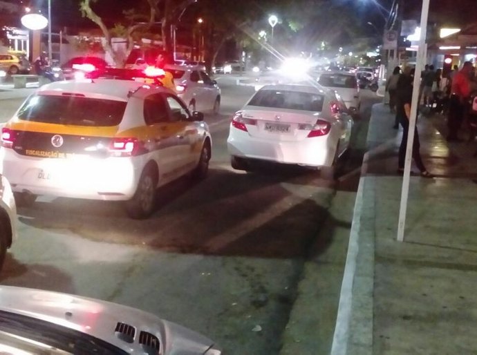 Operação Bares da SMTT flagra veículos estacionados de forma irregular
