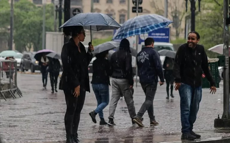 Capital paulista tem chuva forte e entra em estado de atenção para alagamentos