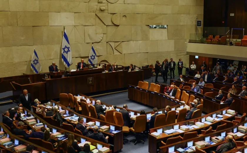 Parlamento de Israel aprova parte de reforma judicial e manifestantes protestam