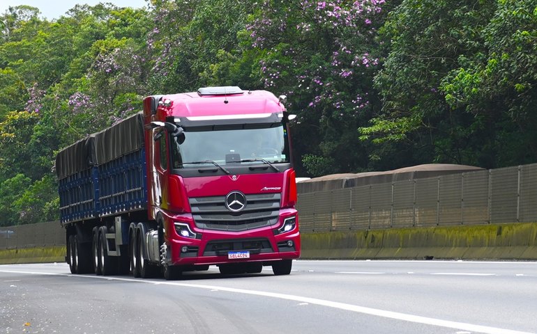 Lugar de mulher é...no Actros 2653 6x4 com 530 cavalos de potência