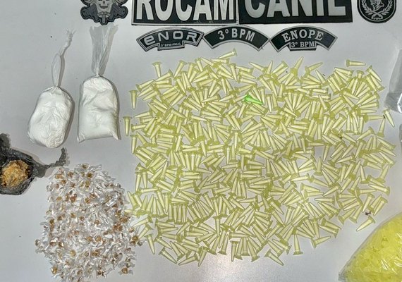 Em Arapiraca, drogas são apreendidas em quintal de casa após serem enterradas em fraldas