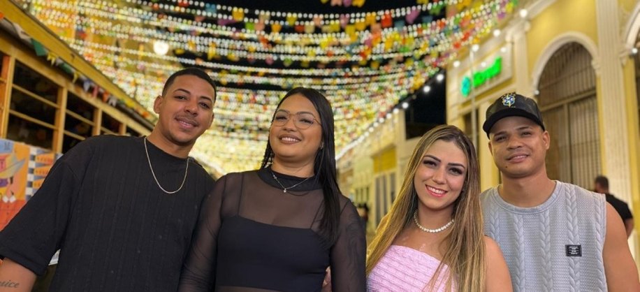 Stephanny Silva (de preto) veio de São Paulo aproveitar o São João Massayó 2026. Foto: Bia Rodrigues/Ascom Ilumina