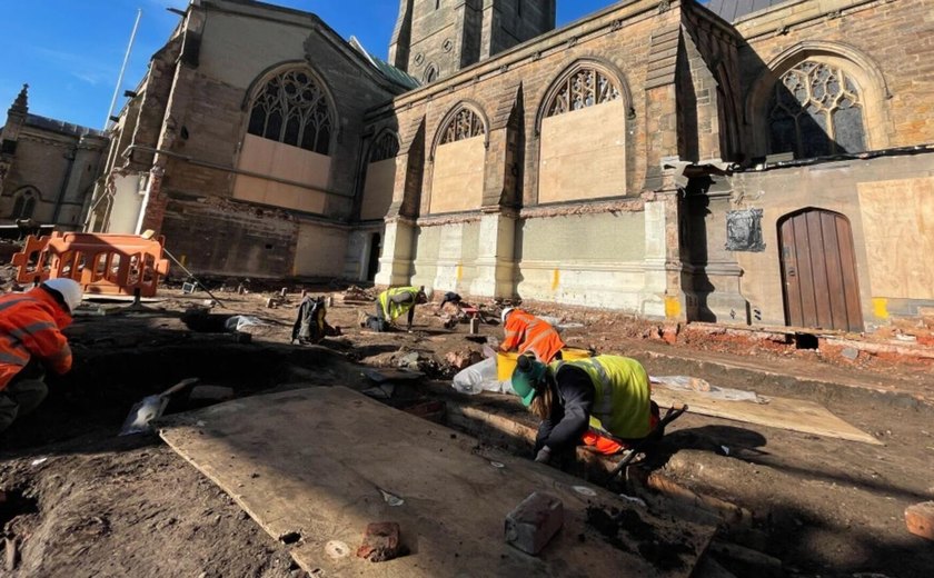 Arqueólogos descobrem um sepultamento de 123 indivíduos do século XII no Reino Unido (FOTOS)