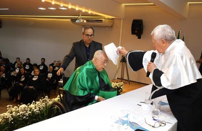 Emoção marca a outorga do título de Doutor Honoris Causa ao médico pediatra Dr. Milton Hênio Netto de Gouveia