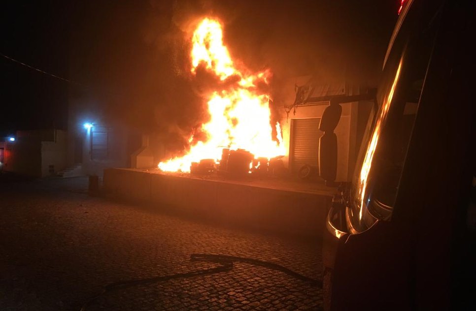 posto de coleta de pneus pega fogo