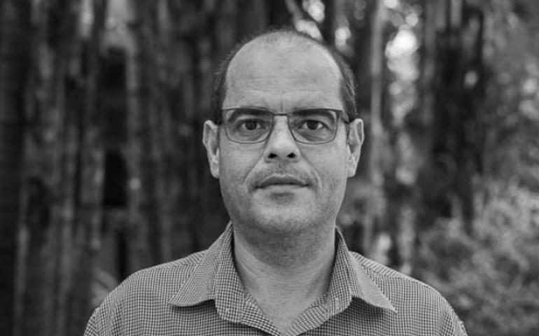 Premiado roteirista Antonio Arruda lança “O corte que desafia a lâmina”, livro que cruza gêneros, entre ficção e autobiografia, e disseca dores íntimas