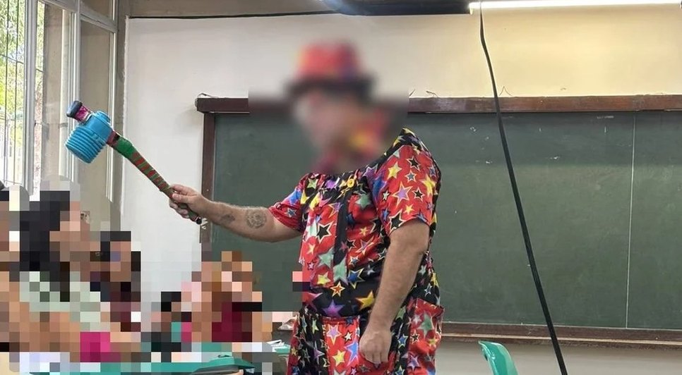 Homem vestido de palhaço teria assediado alunas na Ufal. - Foto: Reprodução