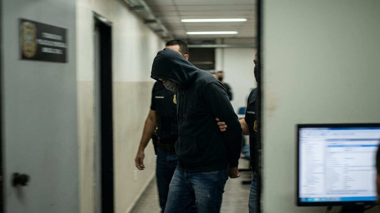 Homem é indiciado por estelionato sentimental em aplicativo de namoro