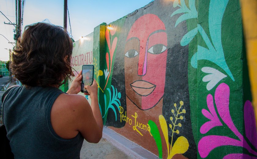 Governo de Alagoas dispõe muro do Arquivo Público como tela artística de pintura contemporânea