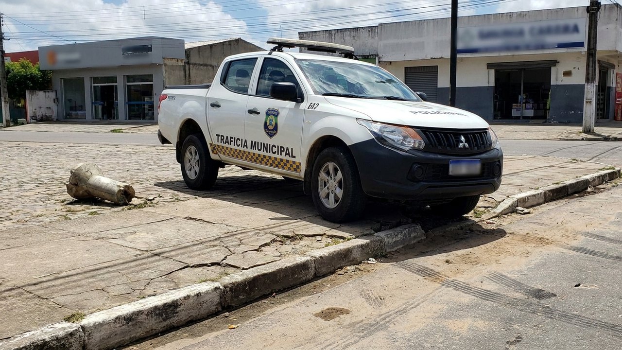 Agente da SMTT de Rio Largo é afastado após viatura invadir calçada e quase atingir pai e bebê