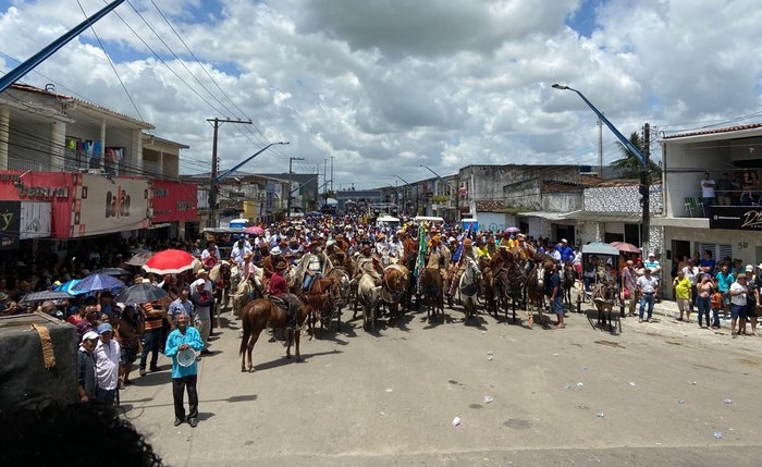 Missa do Vaqueiro, em Maribondo, atrai multidão para procissão