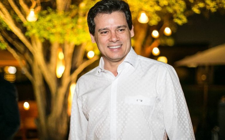 Celso Portiolli grava vídeo lavando louça e &#8216;habilidade&#8217; vira alvo de piada