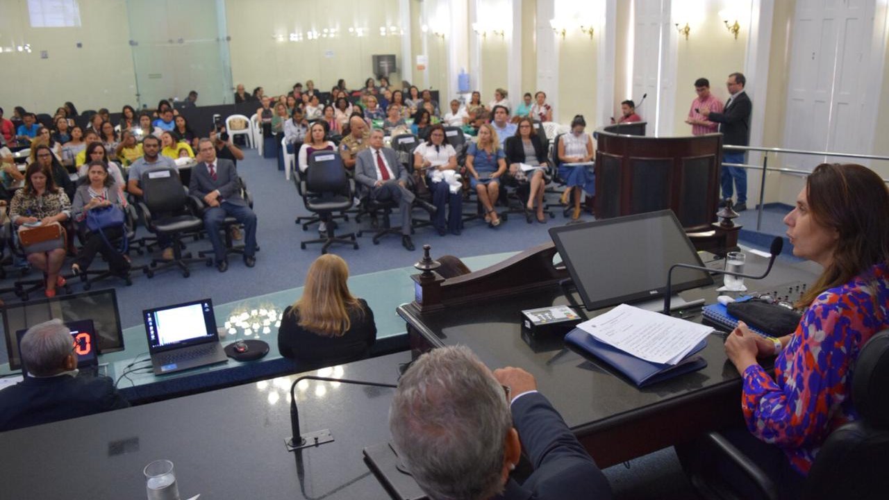 Com detalhes em azul, Santos lança uniforme em live com Giovanni e Renato
