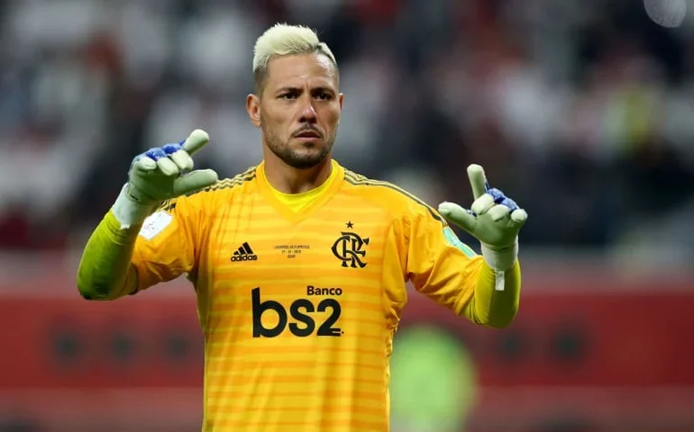 Diego Alves, ex-goleiro do Flamengo, lança empresa focada em transição de carreira para atletas