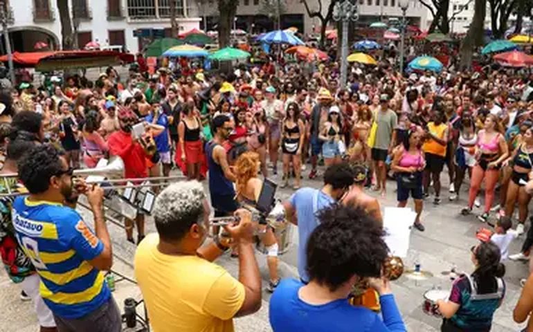 Brasília: foliões se inspiram em Fernanda Torres para curtir carnaval