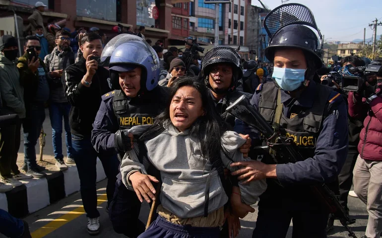 Rebeldes da Geração Z estão revoltados com o governo que eles mesmos instalaram após os protestos no Nepal