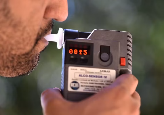 Motociclista embriagado colide em carro e é detido em Palmeira dos Índios