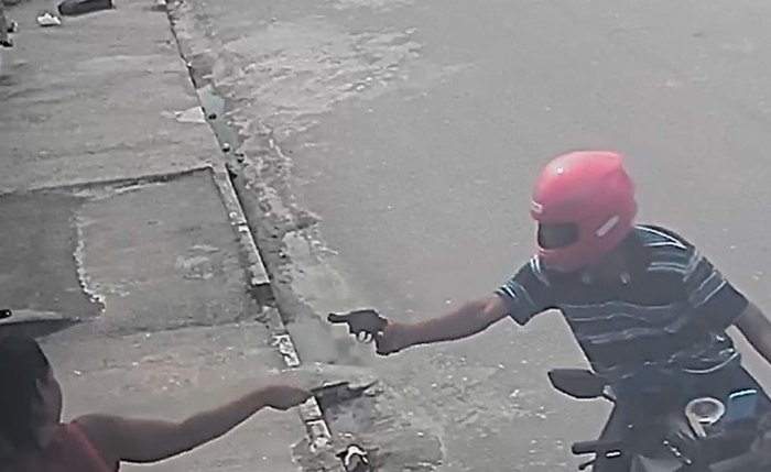 ﻿Ninguém ficou ferido. Até o momento, não há informações sobre a identidade ou prisão do suspeito