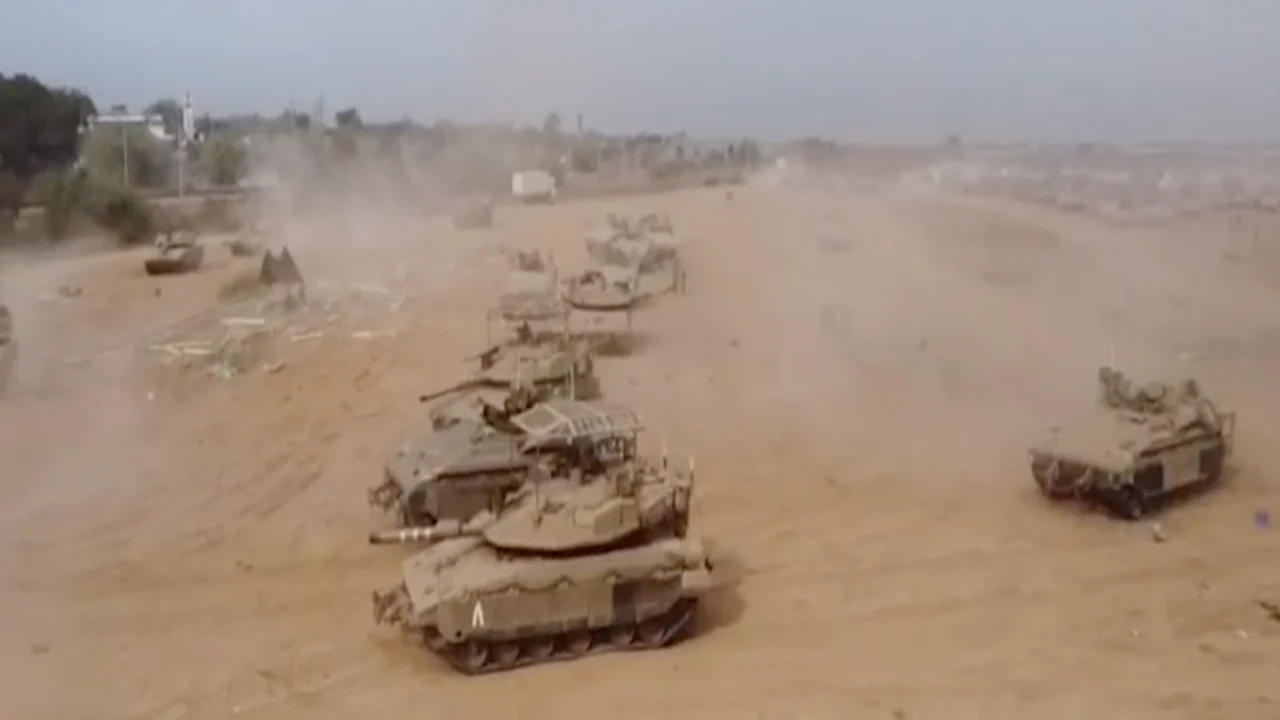 Invasão de Israel: vídeo mostra momento em que tanque destrói placa turística 'Eu amo Rafah'