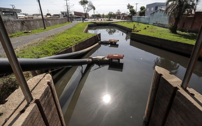 Impasse sobre projetos atrasa obras de proteção contra enchentes no RS
