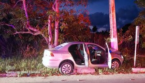 Carro bate em poste e deixa três pessoas feridas na Zona de Expansão de Aracaju / Foto: Foto: BPRv/SE