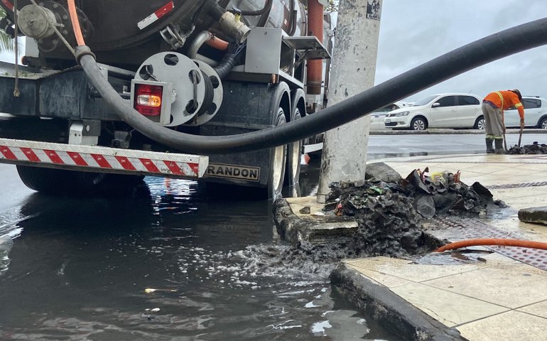 Equipes de limpeza de galerias estão em pontos de alagamentos em Maceió