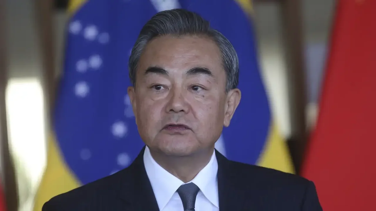 China vê Irã como 'parceiro estratégico', critica EUA e declara apoio a diálogo nuclear