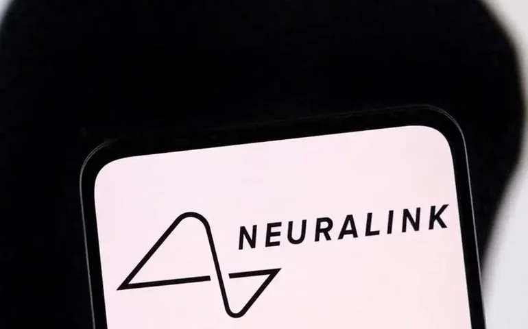 Paciente com chip cerebral da Neuralink consegue digitar por pensamento usando IA de Musk
