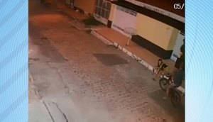 Homem chegou e fugiu do local pedalando em uma bicicleta. / Foto: Imagem: Reprodução/TV Atalaia