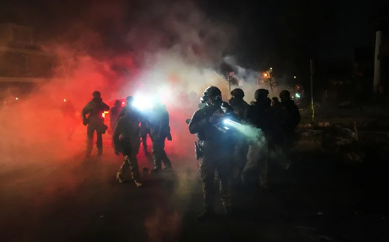 Vídeo traz nova investigação ao tiroteio envolvendo agentes do ICE em Minneapolis após a retirada das acusações contra dois homens