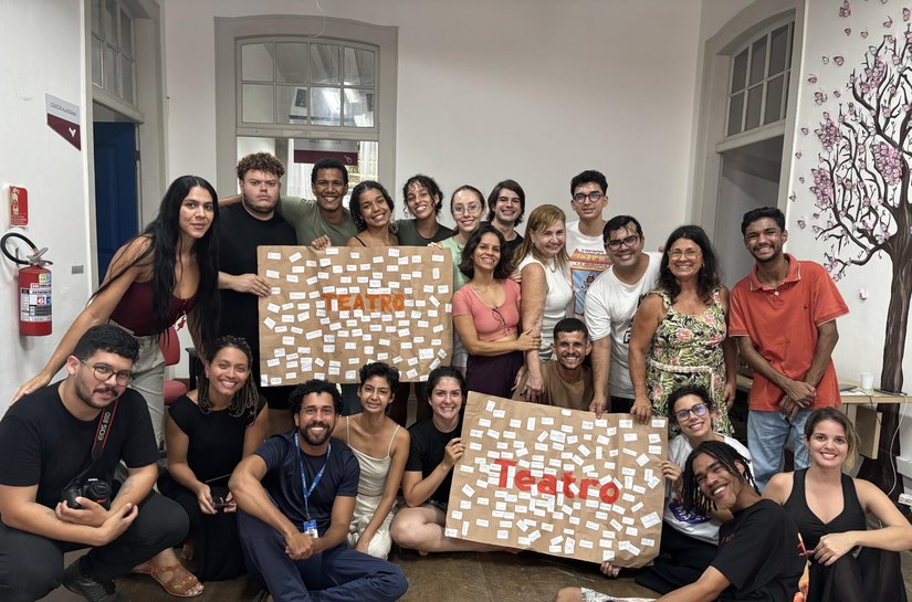 Oficina Teatre-SE encerra ciclo com espetáculo itinerante Preto é a Cor que Mais Brilha na Biblioteca Pública