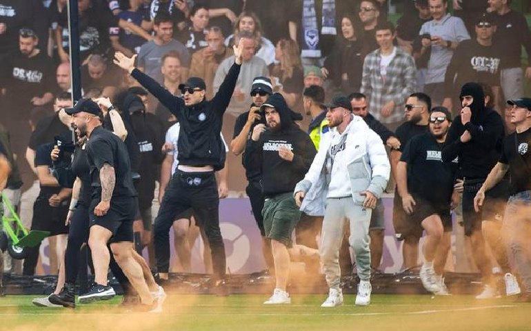 Clássico no Campeonato Australiano é suspenso após invasão de campo e agressão