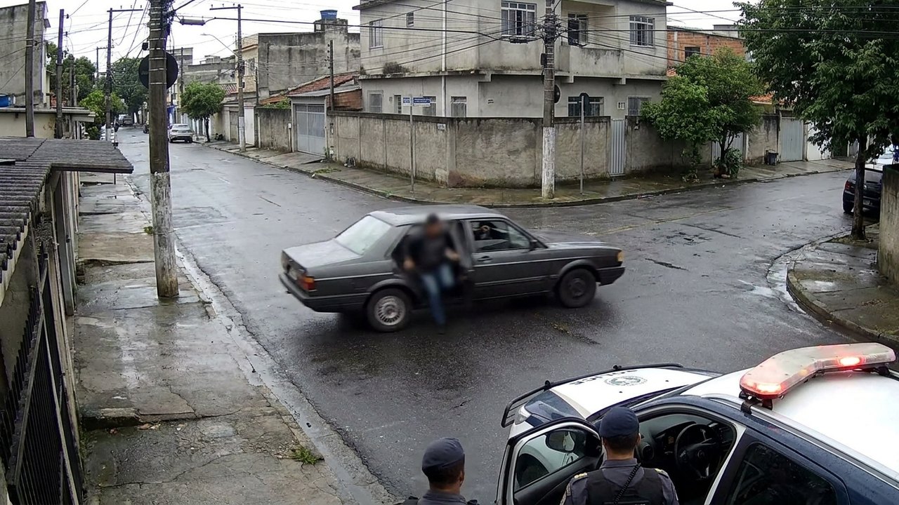 Polícia investiga vídeo de adolescente que pula de carro em movimento no Engenho de Dentro